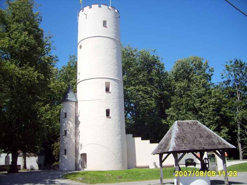Burgturm und Brunnen